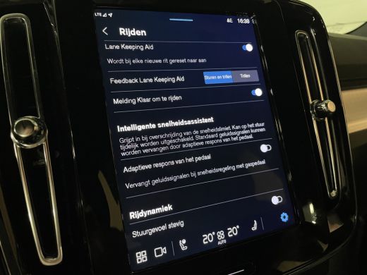 Volvo  XC40 B4 Plus Dark | Trekhaak | All Season banden | Harman Kardon | Bestuurdersstoel elektrisch geheuge... ActivLease financial lease
