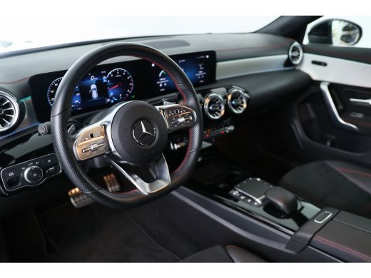 Mercedes-Benz CLA Shooting Brake 180 AMG Line | Wide-Screen | LED | Sportstoelen | Trekhaak | Sfeerverlichting | St... ActivLease financial lease