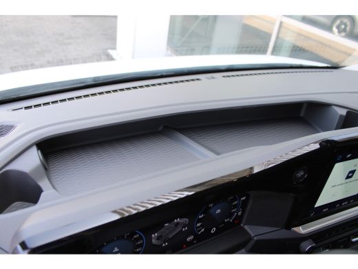 Volkswagen e-Transporter Life L2 64 kWh | VOOR MEKAAR DEALS | 218 pk | Trekhaak | Stoelverwarming |  Achteruitrijcamera | PDC ActivLease financial lease