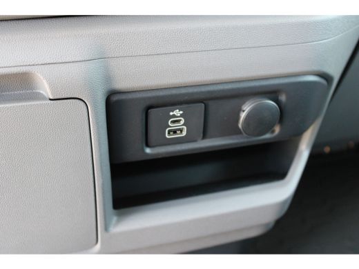 Volkswagen e-Transporter Life L2 64 kWh | VOOR MEKAAR DEALS | 218 pk | Trekhaak | Stoelverwarming |  Achteruitrijcamera | PDC ActivLease financial lease