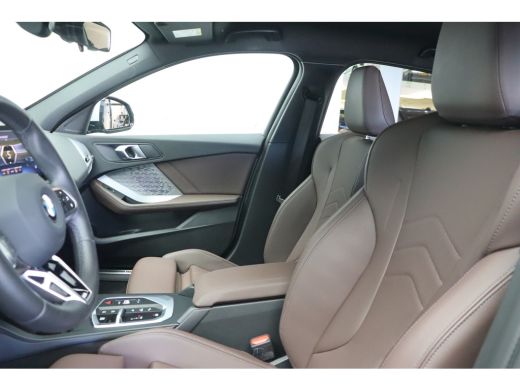 BMW 1 Serie 120 M Sport Automaat / Sportstoelen / Achteruitrijcamera / M Adaptief onderstel / Stoelverwarming ActivLease financial lease