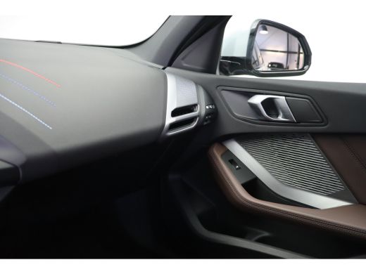 BMW 1 Serie 120 M Sport Automaat / Sportstoelen / Achteruitrijcamera / M Adaptief onderstel / Stoelverwarming ActivLease financial lease
