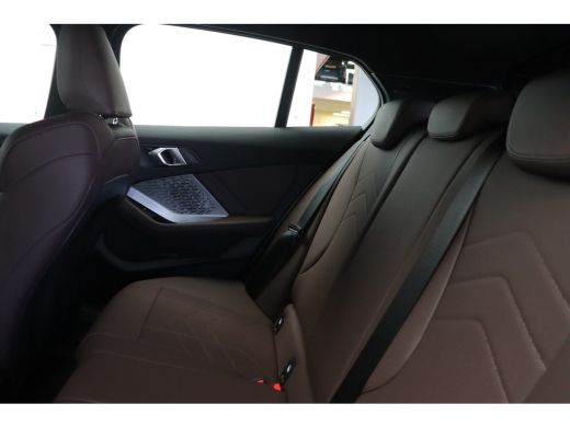BMW 1 Serie 120 M Sport Automaat / Sportstoelen / Achteruitrijcamera / M Adaptief onderstel / Stoelverwarming ActivLease financial lease