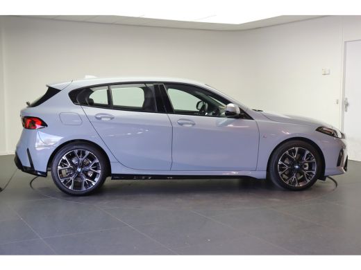BMW 1 Serie 120 M Sport Automaat / Sportstoelen / Achteruitrijcamera / M Adaptief onderstel / Stoelverwarming ActivLease financial lease