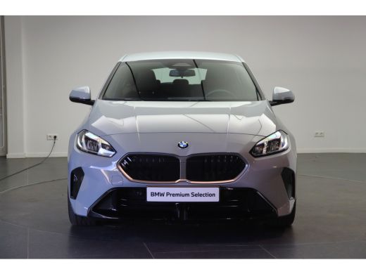 BMW 1 Serie 120 M Sport Automaat / Sportstoelen / Achteruitrijcamera / M Adaptief onderstel / Stoelverwarming ActivLease financial lease