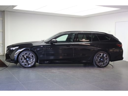 BMW 5 Serie Touring 530e M Sport Automaat / Trekhaak / Stoelventilatie / Achteruitrijcamera / Comfort Access ... ActivLease financial lease
