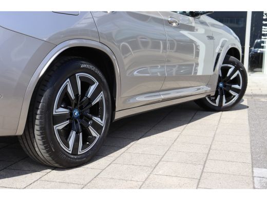 BMW iX3 High Executive / Trekhaak / Sportstoelen / Achteruitrijcamera / M Adaptief onderstel / Adaptieve ... ActivLease financial lease