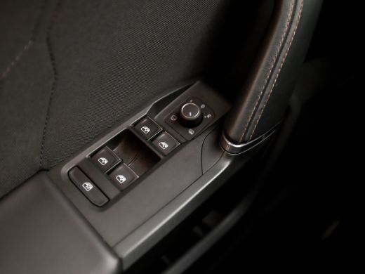 CUPRA Leon Sportstourer 1.4 e-Hybrid VZ 245Pk Automaat (APPLE CARPLAY, GROOT NAVI, DIGITAL COCKPIT, CAMERA, LEDER, SPORTS... ActivLease financial lease