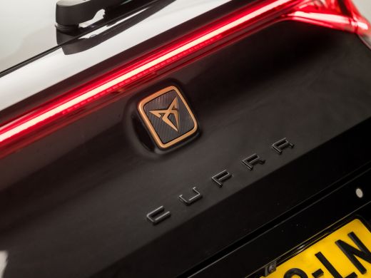 CUPRA Leon Sportstourer 1.4 e-Hybrid VZ 245Pk Automaat (APPLE CARPLAY, GROOT NAVI, DIGITAL COCKPIT, CAMERA, LEDER, SPORTS... ActivLease financial lease
