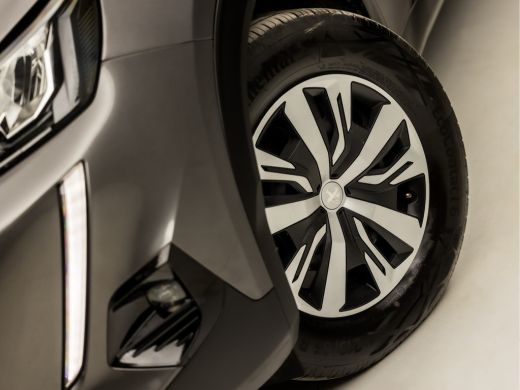 Peugeot 2008 1.2 PureTech Sport (APPLE CARPLAY, GROOT NAVI, 360 CAMERA, STOELVERWARMING, GETINT GLAS, LANE ASS... ActivLease financial lease