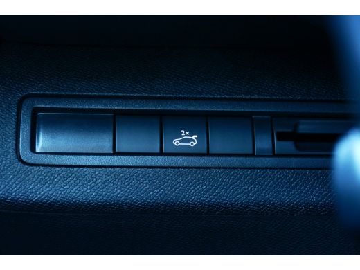Peugeot 3008 1.2 PURETECH 130PK ALLURE AUTOMAAT / NAVI / LEDER / XENON / CLIMA / LED / PDC / 19" LMV / KEYLESS... ActivLease financial lease