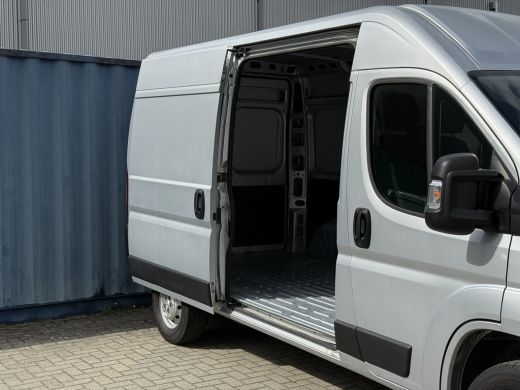 Peugeot Boxer 330 2.2 BlueHDi 120 L2H2 Premium | Achteruitrijcamera | All-season banden | Bestuurdersstoel in h... ActivLease financial lease