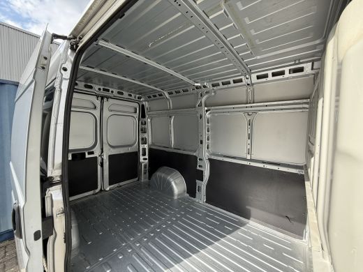 Peugeot Boxer 330 2.2 BlueHDi 120 L2H2 Premium | Achteruitrijcamera | All-season banden | Bestuurdersstoel in h... ActivLease financial lease