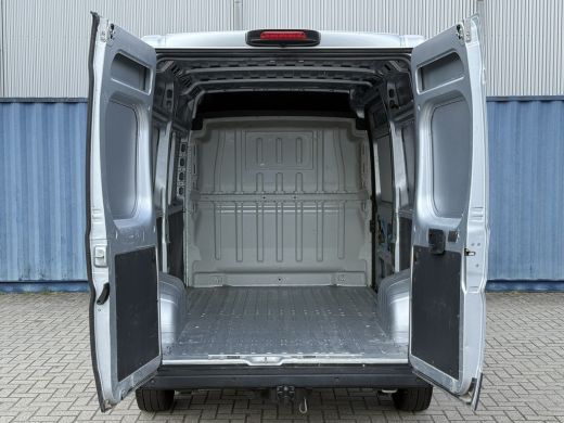 Peugeot Boxer 330 2.2 BlueHDi 120 L2H2 Premium | Achteruitrijcamera | All-season banden | Bestuurdersstoel in h... ActivLease financial lease