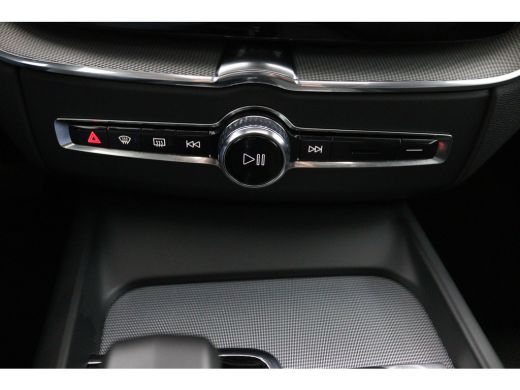 Volvo  XC60 T6 Plug-in hybrid AWD Ultra Dark | Panoramadak | 360 Camera | Head-up display | Stoel en stuurwie... ActivLease financial lease