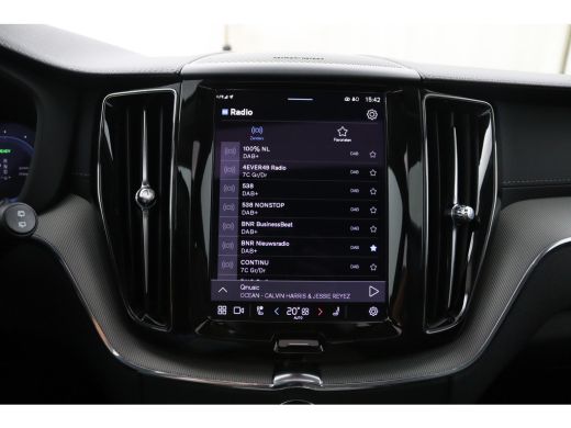 Volvo  XC60 T6 Plug-in hybrid AWD Ultra Dark | Panoramadak | 360 Camera | Head-up display | Stoel en stuurwie... ActivLease financial lease