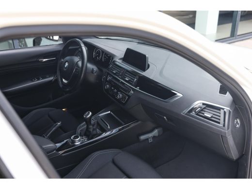 BMW 1 Serie 116i Sport Line / Sportstoelen / LED / Airconditioning / Cruise Control / PDC ActivLease financial lease
