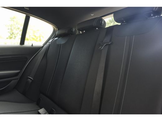 BMW 1 Serie 116i Sport Line / Sportstoelen / LED / Airconditioning / Cruise Control / PDC ActivLease financial lease