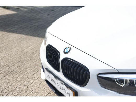 BMW 1 Serie 116i Sport Line / Sportstoelen / LED / Airconditioning / Cruise Control / PDC ActivLease financial lease