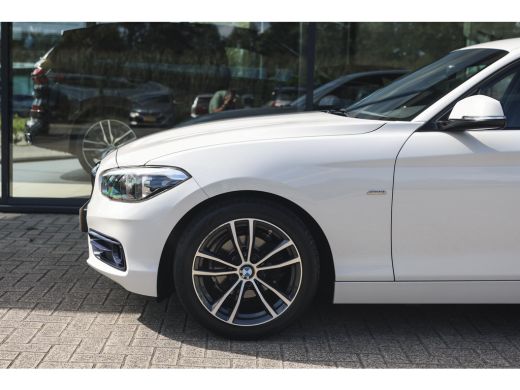 BMW 1 Serie 116i Sport Line / Sportstoelen / LED / Airconditioning / Cruise Control / PDC ActivLease financial lease