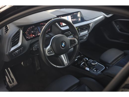 BMW 1 Serie 118i M Sport Automaat / Panoramadak / Sportstoelen / Achteruitrijcamera / LED / M Sportonderstel ... ActivLease financial lease