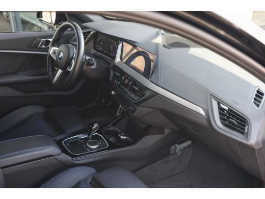 BMW 1 Serie 118i M Sport Automaat / Panoramadak / Sportstoelen / Achteruitrijcamera / LED / M Sportonderstel ... ActivLease financial lease