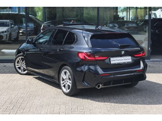 BMW 1 Serie 118i M Sport Automaat / Panoramadak / Sportstoelen / Achteruitrijcamera / LED / M Sportonderstel ... ActivLease financial lease
