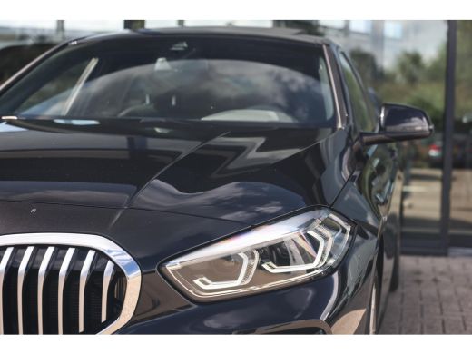 BMW 1 Serie 118i M Sport Automaat / Panoramadak / Sportstoelen / Achteruitrijcamera / LED / M Sportonderstel ... ActivLease financial lease