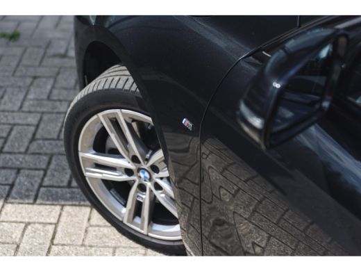 BMW 1 Serie 118i M Sport Automaat / Panoramadak / Sportstoelen / Achteruitrijcamera / LED / M Sportonderstel ... ActivLease financial lease