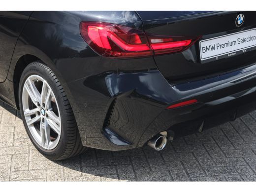 BMW 1 Serie 118i M Sport Automaat / Panoramadak / Sportstoelen / Achteruitrijcamera / LED / M Sportonderstel ... ActivLease financial lease