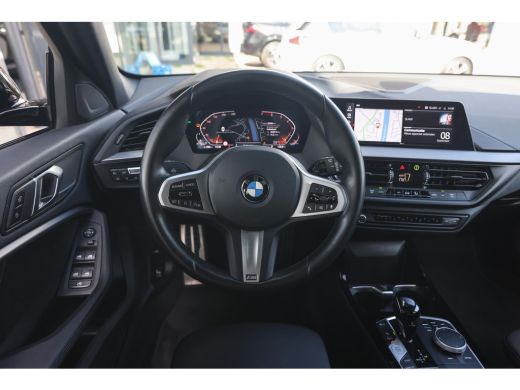 BMW 1 Serie 118i M Sport Automaat / Panoramadak / Sportstoelen / Achteruitrijcamera / LED / M Sportonderstel ... ActivLease financial lease