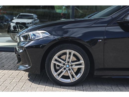 BMW 1 Serie 118i M Sport Automaat / Panoramadak / Sportstoelen / Achteruitrijcamera / LED / M Sportonderstel ... ActivLease financial lease