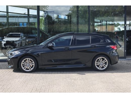 BMW 1 Serie 118i M Sport Automaat / Panoramadak / Sportstoelen / Achteruitrijcamera / LED / M Sportonderstel ... ActivLease financial lease