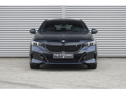 BMW i5 eDrive40 M Sport / Panoramadak / Trekhaak / Adaptief onderstel / Stoelventilatie / Comfort Access... ActivLease financial lease