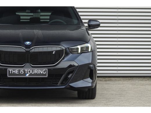 BMW i5 eDrive40 M Sport / Panoramadak / Trekhaak / Adaptief onderstel / Stoelventilatie / Comfort Access... ActivLease financial lease