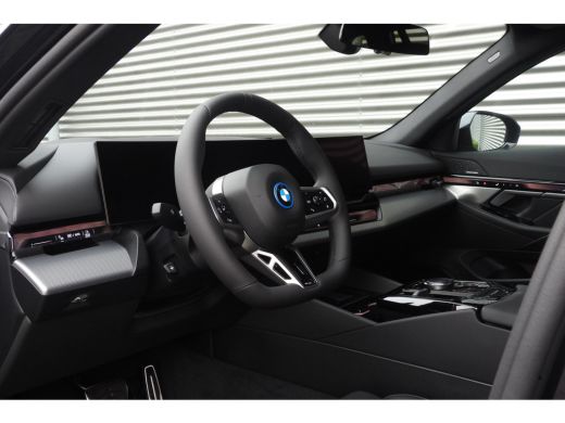 BMW i5 eDrive40 M Sport / Panoramadak / Trekhaak / Adaptief onderstel / Stoelventilatie / Comfort Access... ActivLease financial lease