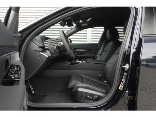 BMW i5 eDrive40 M Sport / Panoramadak / Trekhaak / Adaptief onderstel / Stoelventilatie / Comfort Access... ActivLease financial lease