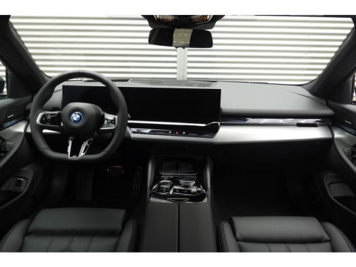 BMW i5 eDrive40 M Sport / Panoramadak / Trekhaak / Adaptief onderstel / Stoelventilatie / Comfort Access... ActivLease financial lease