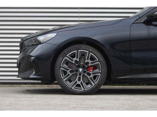 BMW i5 eDrive40 M Sport / Panoramadak / Trekhaak / Adaptief onderstel / Stoelventilatie / Comfort Access... ActivLease financial lease