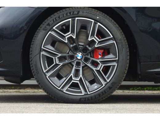 BMW i5 eDrive40 M Sport / Panoramadak / Trekhaak / Adaptief onderstel / Stoelventilatie / Comfort Access... ActivLease financial lease