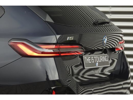 BMW i5 eDrive40 M Sport / Panoramadak / Trekhaak / Adaptief onderstel / Stoelventilatie / Comfort Access... ActivLease financial lease