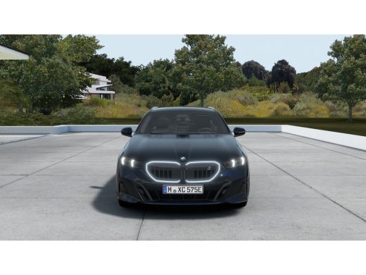 BMW i5 eDrive40 M Sport / Panoramadak / Trekhaak / Adaptief onderstel / Stoelventilatie / Comfort Access... ActivLease financial lease