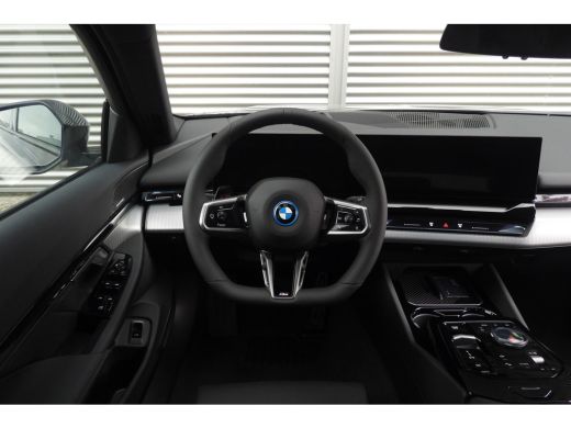 BMW i5 eDrive40 M Sport / Panoramadak / Trekhaak / Adaptief onderstel / Stoelventilatie / Comfort Access... ActivLease financial lease