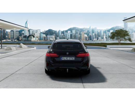 BMW i5 eDrive40 M Sport / Panoramadak / Trekhaak / Adaptief onderstel / Stoelventilatie / Comfort Access... ActivLease financial lease