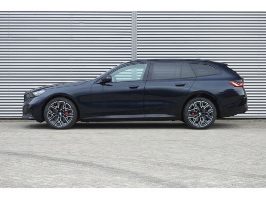 BMW i5 eDrive40 M Sport / Panoramadak / Trekhaak / Adaptief onderstel / Stoelventilatie / Comfort Access... ActivLease financial lease