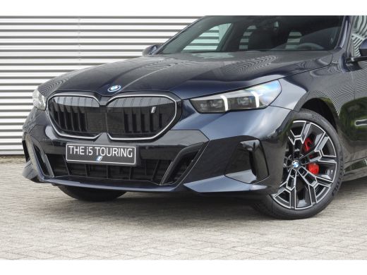 BMW i5 eDrive40 M Sport / Panoramadak / Trekhaak / Adaptief onderstel / Stoelventilatie / Comfort Access... ActivLease financial lease