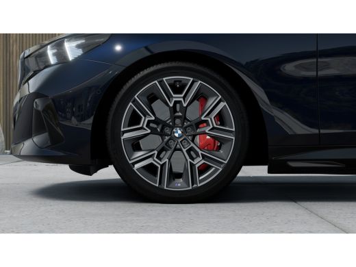 BMW i5 eDrive40 M Sport / Panoramadak / Trekhaak / Adaptief onderstel / Stoelventilatie / Comfort Access... ActivLease financial lease