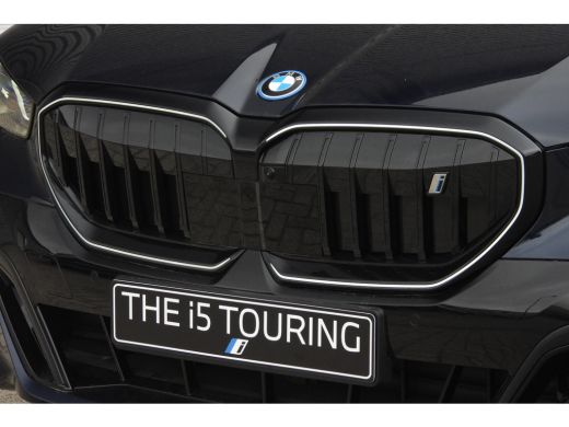 BMW i5 eDrive40 M Sport / Panoramadak / Trekhaak / Adaptief onderstel / Stoelventilatie / Comfort Access... ActivLease financial lease