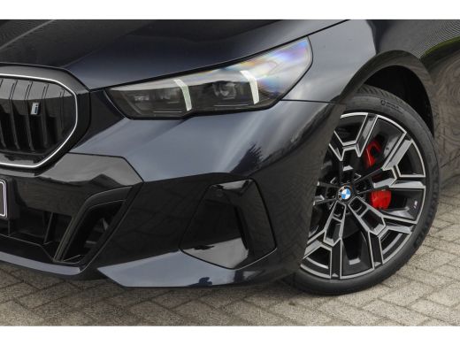 BMW i5 eDrive40 M Sport / Panoramadak / Trekhaak / Adaptief onderstel / Stoelventilatie / Comfort Access... ActivLease financial lease