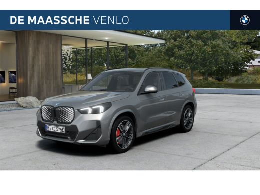 BMW iX1 eDrive20 High Executive M Sport Automaat / Panoramadak / Trekhaak / Sportstoelen / M Adaptief ond...
